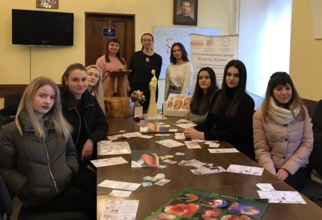 Спільне фото з Богуцькою Л. В., к.п.н. Олійник Г. М. та студентами